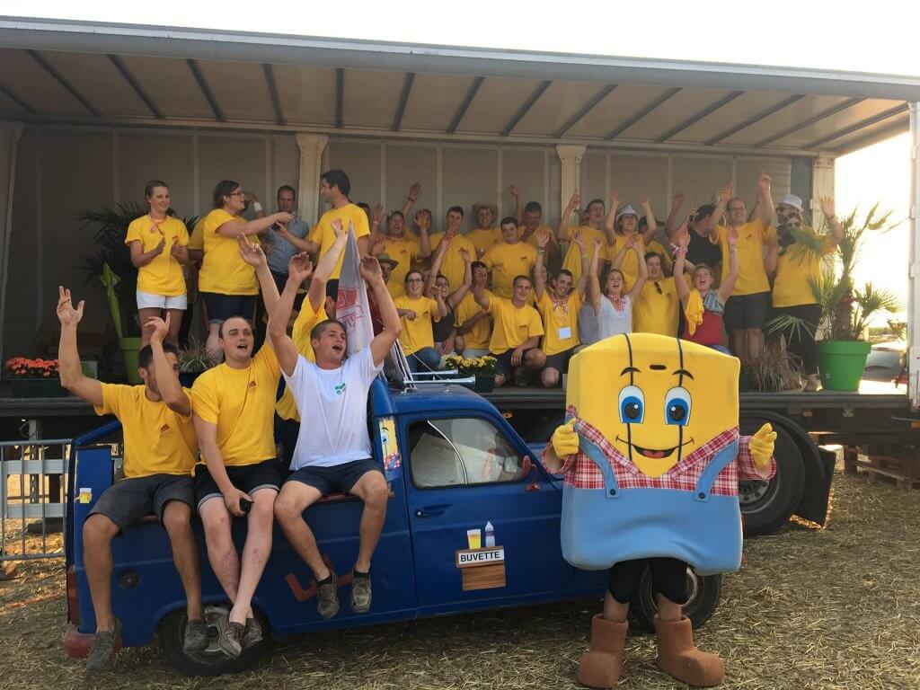 Jeunes habillés en jaune dans un évènement agricole du Nord-Pas-de-Calais