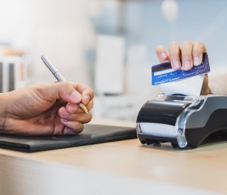 Fin de l'auto-certification des logiciels de caisse : ce que vous devez savoir pour se mettre en conformité La loi de finances pour 2025 a introduit une réforme importante concernant l'utilisation des logiciels ou systèmes de caisse. À partir du 1er septembre 2025, l'auto-certification ne sera plus acceptée.
