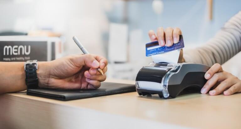 Fin de l'auto-certification des logiciels de caisse : ce que vous devez savoir pour se mettre en conformité La loi de finances pour 2025 a introduit une réforme importante concernant l'utilisation des logiciels ou systèmes de caisse. À partir du 1er septembre 2025, l'auto-certification ne sera plus acceptée.